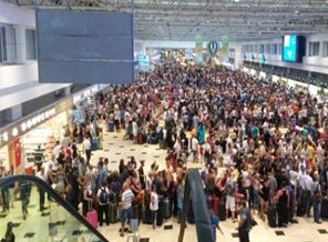 Havalimanı'nda sistem çöktü, yolcular şokta