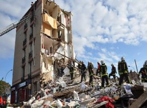 Paris’te bina çöktü: 2 ölü, 12 yaralı
