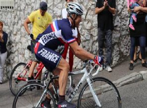 Büyükelçi ülkesine bisikletle dönüyor