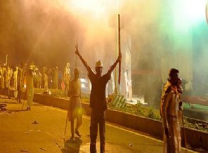 Pakistan'da göstericiler polisi püskürttü