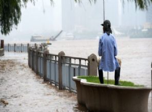 377 Çinli sele kurban gitti