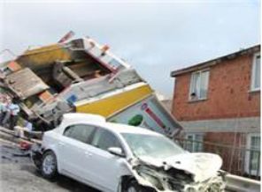 Çöp kamyonu önüne gelene çarptı!