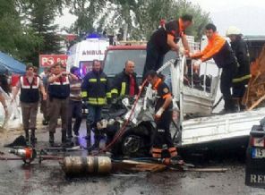 TIR ile kamyonet kafa kafaya çarpıştı