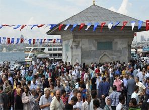 Üsküdar'da tarihi çeşmeden şerbet aktı