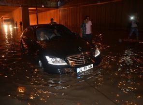 Kendi yaptırdığı alt geçitte mahsur kaldı