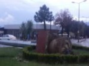 Rüzgar, dev bayrak direğini yıktı