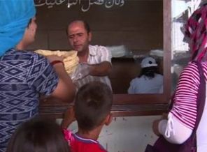 Suriyeli mülteciler Iraklılara ekmek verdi