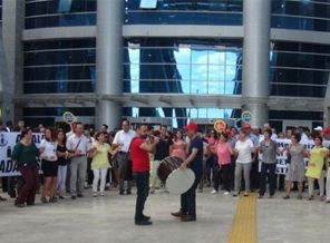 Adliyede davullu zurnalı eylem