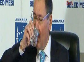 Canlı yayında şebeke suyunu içti