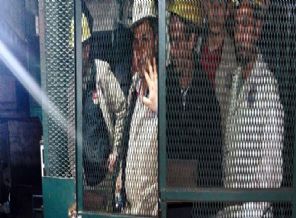 Madende kilitli çalışıyorlar