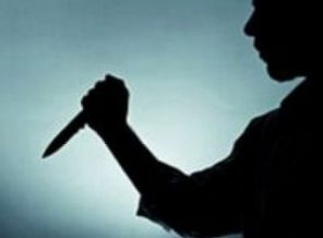 Rezidansta oturan kadının boğazını kesti