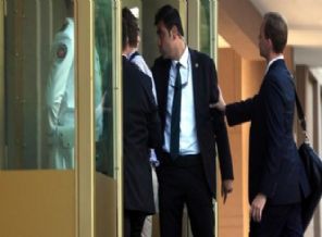 Kerry ziyaretinde 'kapı' krizi