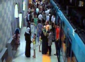 Metroda dehşet anları!