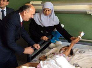 Müezzinoğlu Filistinli hastaları ziyaret etti