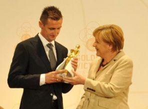 Ödülü’nü Merkel'den aldı