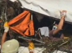 Yolcu otobüsü devrildi, çok sayıda yaralı var