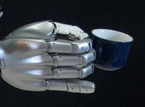 Makineye bulaşık yerleştiriyor