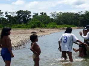 Amazon'daki kabilenin başı belada