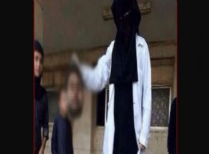 Bu kez kesik başla fotoğraf çektiren bir kadın