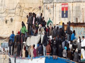 Libya'da Afrikalı göçmenlerin teknesi battı