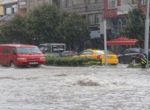 30 dakikada caddeler göle döndü!