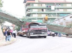 TIR üst geçidi yıktı