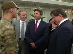Davutoğlu ile asker ailesinin güldüren diyaloğu
