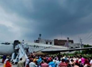 Eski bakanı uçağa almadılar