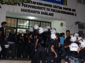 Eylemciler AA muhabirini bıçakladı