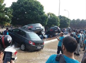 Sel onlarca aracı sürükledi