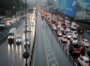 İstanbul'da yağış trafiği aksatıyor