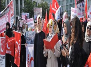 Kadınlar arasında pembe metrobüs ayrılığı