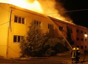 Yüksekova'da 2 okul yakıldı