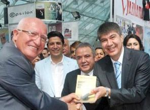 Türel CHP'li vekilin kitabını aldı
