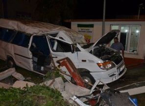 Anne ile oğlu kaza yapan minibüste can verdi