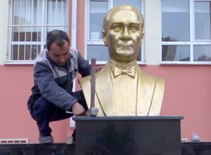 Atatürk büstlerine harcanan parayla bakın neler yapılır!