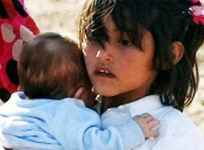 Küçük kardeşini aç susuz kucağında taşıdı!