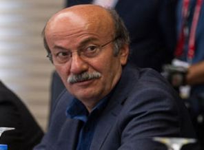 Bekaroğlu dinleyenlerden şikayetçi oldu