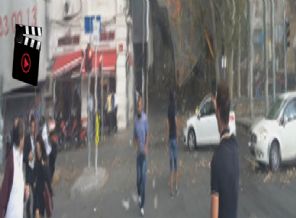 Taksim'de inşaat iskelesi çöktü!