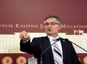 Yeniçeri: 'Başörtüsü oy deposu olmamalı'