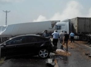 5 tırla 6 araç birbirine girdi