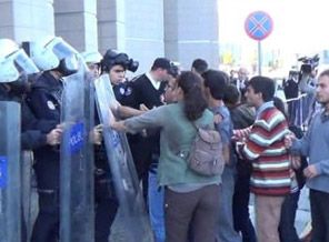 Adliye önünde eyleme polisten müdahale