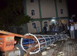 Fırtına minareyi devirdi