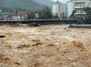 Rize'de sağanak yağış Arılı Deresi'ni taşırdı