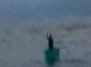 Denizin ortasında 5 gün böyle bekledi