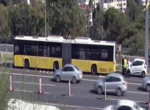 Metrobüs otomobile çarptı