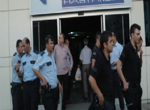 Şizofren şahıs iki polisi bıçaklayıp kaçtı