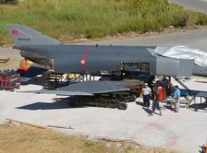 F-4 savaş uçağı sahilde sergilenecek