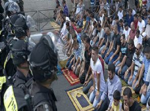 Filistinliler cuma namazını sokaklarda kıldı