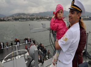 Askeri gemi sivilleri gezdirdi